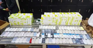 শাহজালাল বিমানবন্দরে ৪ যাত্রীর কাছ থেকে কোটি টাকার স্মার্টফোন জব্দ